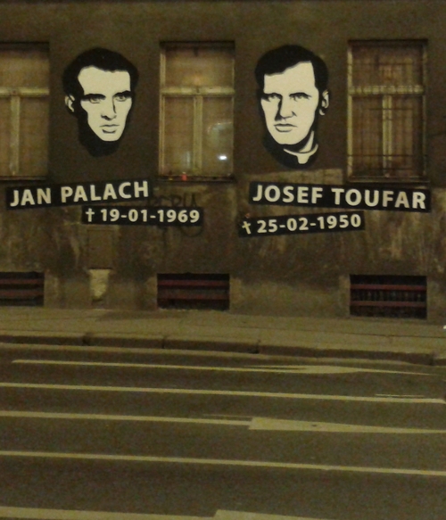 Podobizny Jana Palacha i Josefa Toufara na ścianie budynku dawnej kliniki, w której zmarł ks. Toufar; ul. Legerova w Pradze (źródło: Wikipedia/Jklamo/CC BY-SA 3.0)