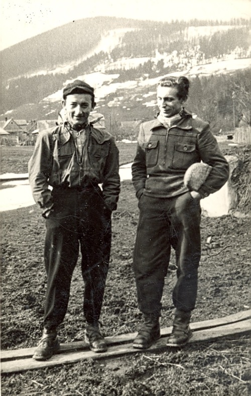 Leon Machinia (z lewej) z kolegą w górach