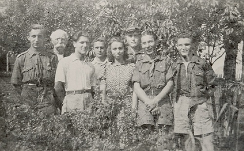 Leon Machinia (drugi z prawej) wśród znajomych