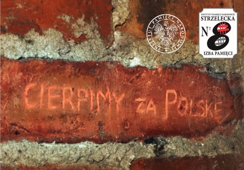 Napis wydrapany przez więźnia na ścianie celi w kamienicy przy Strzeleckiej 8