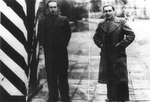 Karol Wieloch (pierwszy z prawej), ur. 21 września 1926 r., robotnik, kawaler, członek Konspiracyjnego Wojska Polskiego sądzony w Radomsku, 7 maja 1946 r. skazany na karę śmierci i zamordowany 9/10 maja 1946 r.