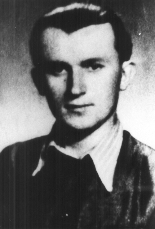 Józef Kapczyński, ur. 1922 r. kowal, kawaler, członek Konspiracyjnego Wojska Polskiego sądzony w Radomsku, 7 maja 1946 r. skazany na karę śmierci i zamordowany 9/10 maja 1946 r.
