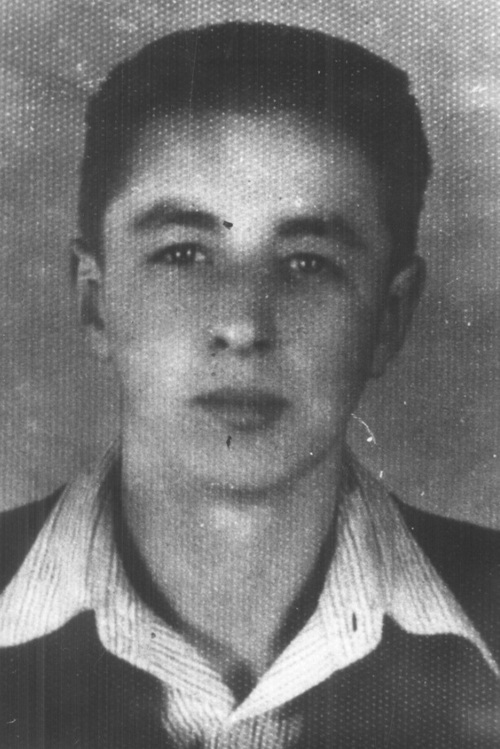 Leopold Słomczyński, ur. 4 maja 1927 r., tokarz-szofer, członek Konspiracyjnego Wojska Polskiego sądzony w Radomsku, 7 maja 1946 r. skazany na karę śmierci i zamordowany 9/10 maja 1946 r.
