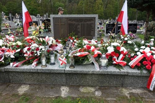Mogiła dwunastu żołnierzy Konspiracyjnego Wojska Poslkiego na cmentarzu w Bąkowej Górze, 2017 r. Fot. IPN Łódź