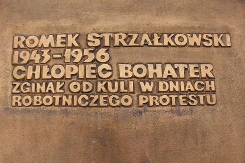 Tablica na narożniku ulic J.H. Dąbrowskiego i Romka Strzałkowskiego. Fot. IPN Poznań