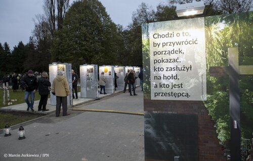 Otwarcie wystawy IPN „Kwatera Ł – panteon narodowy pod cmentarnym murem”, 2016 r. Fot. Marcin Jurkiewicz (IPN)