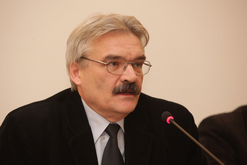 dr Ryszard Śmietanka – Kruszelnicki (IPN) jest doktorem nauk humanistycznych, specjalizujący się w historii oporu społecznego po 1945 r. Autor dwóch i współautor 4 książek naukowych m.in.: „Podziemie poakowskie na Kielecczyźnie w latach 1945-1948”, „Atlas polskiego podziemia niepodległościowego w Polsce 1944-1956” - część opracowania dotycząca województwa kieleckiego 1944-1956 oraz kilkudziesięciu publikacji naukowych w tym studiów w dwutomowym wydawnictwie „Wokół pogromu kieleckiego”