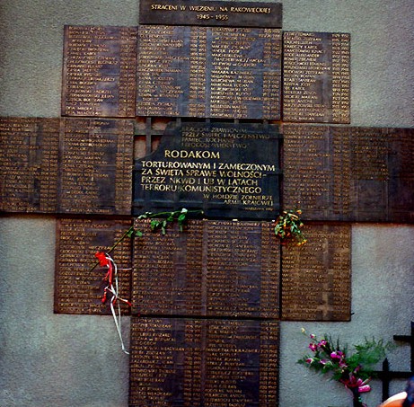 Tablica upamiętniająca ofiary reżimu komunistycznego na ścianie aresztu mokotowskiego (fot. Wikipedia/CC BY-SA 3.0/Andros64)