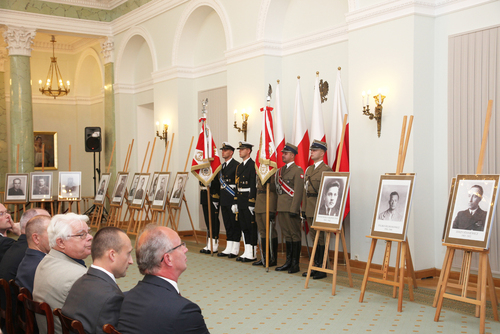 Uroczystość przekazania not identyfikacyjnych rodzinom 22 ofiar terroru niemieckiego i komunistycznego odbyła się 9 czerwca 2016 r. w Pałacu Prezydenckim. Wśród zidentyfikowanych przez IPN był także Bronisław Chajęcki (fot. Piotr Życieński, IPN)