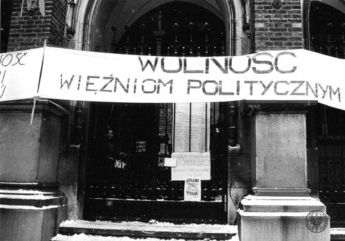 Strajk okupacyjny studentów Uniwersytetu Jagiellońskiego w Krakowie w lutym 1981 roku (wejście do budynku głównego Uniwersytetu). Fot. z zasobu IPN