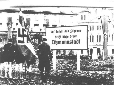 Tablica ustawiona w 1940 r. przez niemieckich okupantów na łódzkim Placu Wolności (Deutschlandplatz). Napis w języku niemieckim: „Z rozkazu Führera to miasto nazywa się Litzmannstadt"