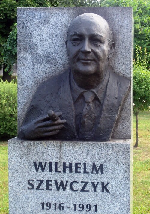 Rzeźba przedstawiająca Wilhelma Szewczyka w Galerii Artystycznej na placu Grunwaldzkim w Katowicach. Fot. Wikimedia Commons