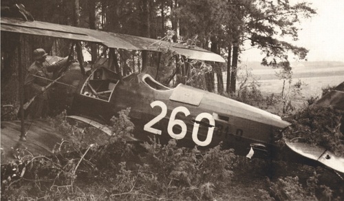Zambrów, Polska, 12 września 1939 r.; niemieccy żołnierze przy samolocie szkolno-treningowym PWS-26 skradzionym z dęblińskiego Centrum Wyszkolenia Lotnictwa nr 1; jest to prawdopodobnie jeden z samolotów ewakuowanych przez czechosłowackich lotników z Dęblina w pierwszych dniach wojny. Fot. ze zbiorów Jiříego Rajlicha