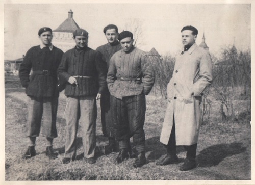 Grupa czeskich oficerów podczas pobytu w obozie jenieckim, umieszczonym w jednym z klasztorów w Suzdalu; czechosłowaccy żołnierze trafili tu pod nadzorem NKWD w latach 1940-1941. Fot. Vojenský historický ústav, Praha
