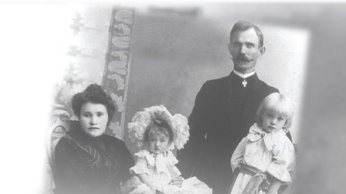 Wanda i Franciszek Lazarowiczowie z dziećmi, 1905 r.