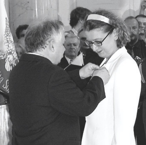Helena Lazarowicz dekorowana przez prezydenta Lecha Kaczyńskiego Krzyżem Kawalerskim Polonia Restituta.