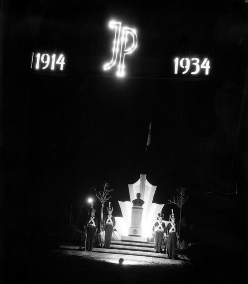Warta honorowa pełniąca straż przy iluminowanym pomniku z popiersiem Józefa Piłsudskiego oraz podświetlonym zapisem lat 1914-1934, z okazji imienin marszałka. Szkoła Podchorążych Rezerwy Piechoty w Łobzowie, 19 marca 1934 r. Ze zbiorów Narodowego Archiwum Cyfrowego