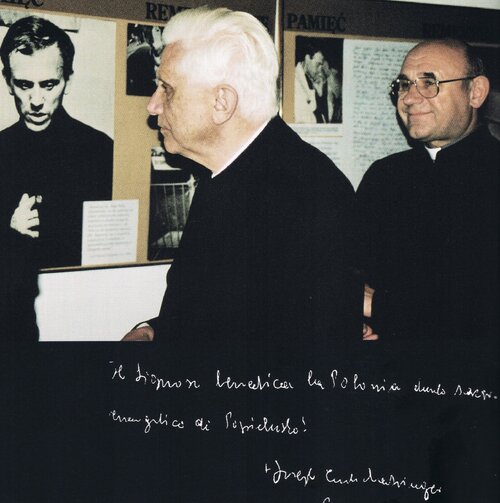 Kardynał Józef Ratzinger, późniejszy papież Benedykt XVI, z wizytą w Muzeum Księdza Jerzego Popiełuszki 25 V 2002 r.; poniżej okolicznościowy autograf (kliknij aby zobaczyć całość)