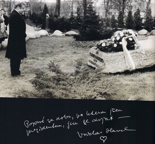 Prezydent Czechosłowacji Václav Havel przy grobie Księdza Jerzego Popiełuszki 25 I 1990 r.; poniżej okolicznościowy autograf (kliknij aby zobaczyć całość)