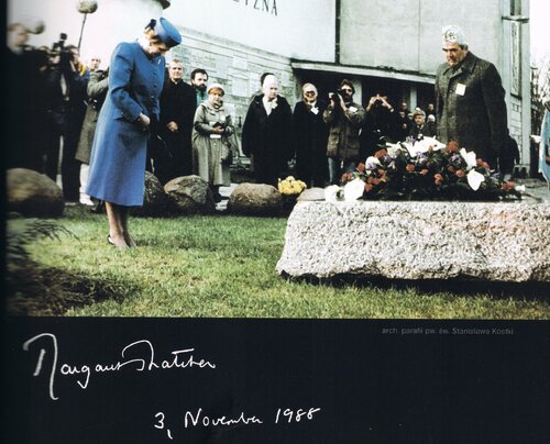Premier Wielkiej Brytanii Margaret Thatcher przy grobie Księdza Jerzego Popiełuszki 3 XI 1988 r.; poniżej okolicznościowy autograf (kliknij aby zobaczyć całość)