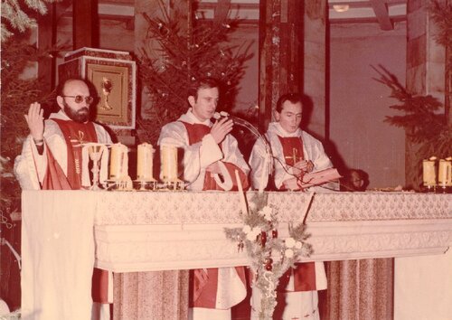 Ksiądz Jerzy Popiełuszko koncelebruje mszę za ojczyznę w grudniu 1983 r.