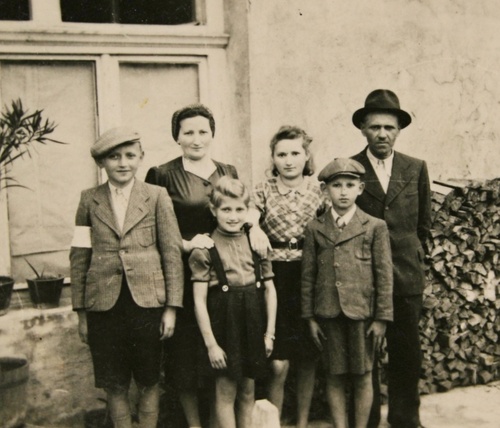 Izaak Götz (pierwszy z lewej w opasce) wraz z rodziną, Biecz lipiec 1942 r. Od prawej: Jakub (głowa rodziny), młodszy brat Izaaka Lejbusz, dwie siostry: Hinda (starsza) i Estera oraz matka Golda. Z całej rodziny Götzów widocznej na zdjęciu ocalał jedynie Izaak. Fot ze zbiorów I. Goetza