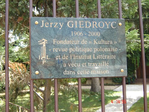 Tablica pamiątkowa poświęcona Jerzemu Giedroyciowi w 100. rocznicę urodzin, lipiec 2006, Maisons-Laffitte. Fot.: M. Ptasińska