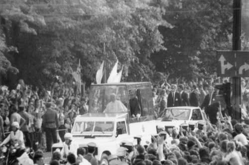 Jan Paweł II w Krakowie 10 VI 1987 r. w drodze na mszę św. na Błoniach (fot. operacyjna SB, IPN Kr 056/105)