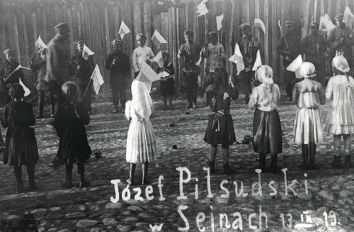 Sejneńskie dzieci witają Naczelnika Państwa Józefa Piłsudskiego (fot. NAC)