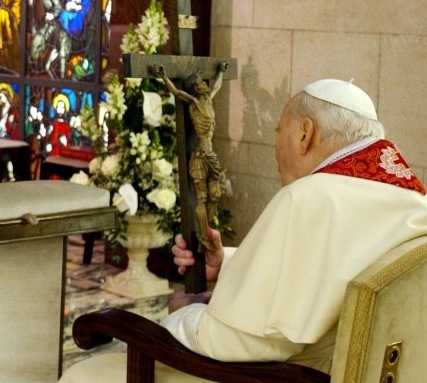 Jan Paweł II łączy się duchowo z wiernymi biorącymi udział w wielkopiątkowej Drodze Krzyżowej 25 III 2005 r. Papież nie mógł uczestniczyć w tej ceremonii ze względu na stan zdrowia, zmarł tydzień później w sobotę 2 IV 2005 r., o godz. 21:37