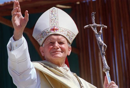 „Niełatwa jest ta polska ziemia, nasza Ojczyzna. Można powiedzieć, że na przestrzeni swoich tysiącletnich dziejów nie przestawała być ziemią wielorakiego wyzwania. To wyzwanie w pewnych okresach przynosiło jej wielkość i sławę. W innych – łączyło się z cierpieniem, co więcej: z zagrożeniem, czasami wręcz śmiertelnym” – mówił Jan Paweł II podczas II pilegrzymki do ojczyzny (1983 r.)