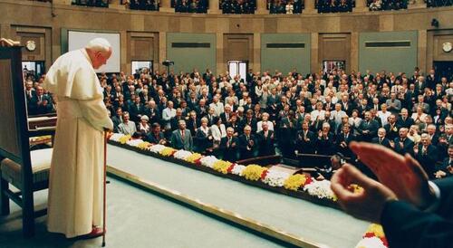 "Służba narodowi musi być zawsze ukierunkowana na dobro wspólne, które zabezpiecza dobro każdego obywatela." - mówił Jan Paweł II podczas wizyty w polskim sejmie (1999 r.)
