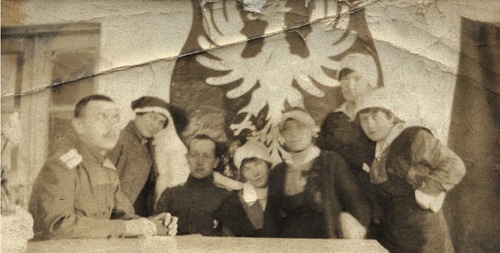 Zofia Krauze (w środku) i siostry czołówki sanitarnej nr 70 wśród żołnierzy Dywizji Strzelców Polskich, Boryspol, 1917 r. (fot. ze zbiorów Marii Probierz)