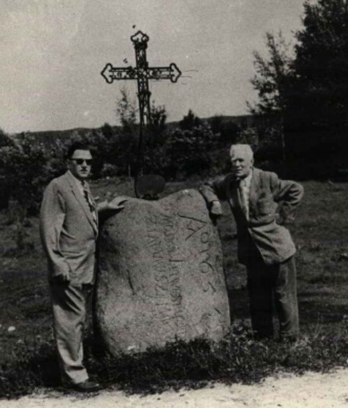 Historyczny kamień z napisem z okresu "Potopu" postawiony w r. 1921 przez inż. Hryckiewicza przy szosie we wsi Bierwicha. Na zdjęciu widoczni D. Kierejczyk (z lewej) oraz N. Hryckiewicz (z prawej), sierpień 1957 r. Fot. AIPN