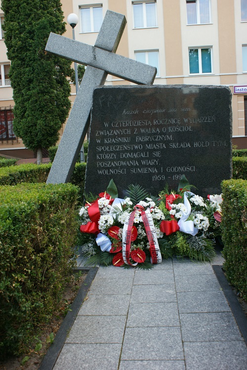 Pomnik usytuowany przy dawnym budynku Prezydium Powiatowej Rady Narodowej w Kraśniku Fabrycznym, gdzie ZOMO brutalnie stłumiło protest domagających się swobody praktyk religijnych. Fot. IPN Lublin
