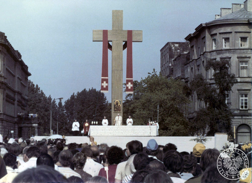 Wierni zgromadzeni na mszy świętej na placu Zwycięstwa w Warszawie, 2 VI 1979 r. Fot. ze zbiorów AIPN