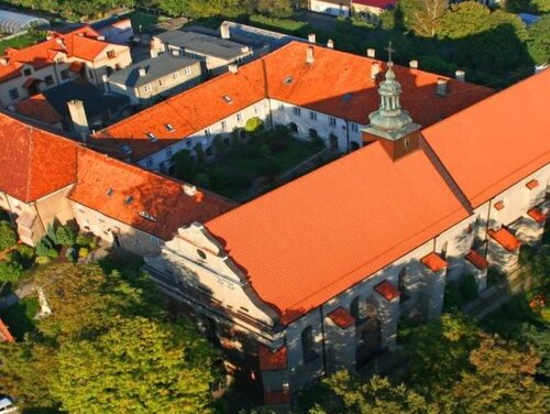 Kompleks klasztorny Zgromadzenie Sióstr Urszulanek SJK w Sieradzu. Sieradzkie zakonnice udostępniły konspiratorom maszynę do pisania i podarowały pieniądze na wsparcie działalności konspiracyjnej