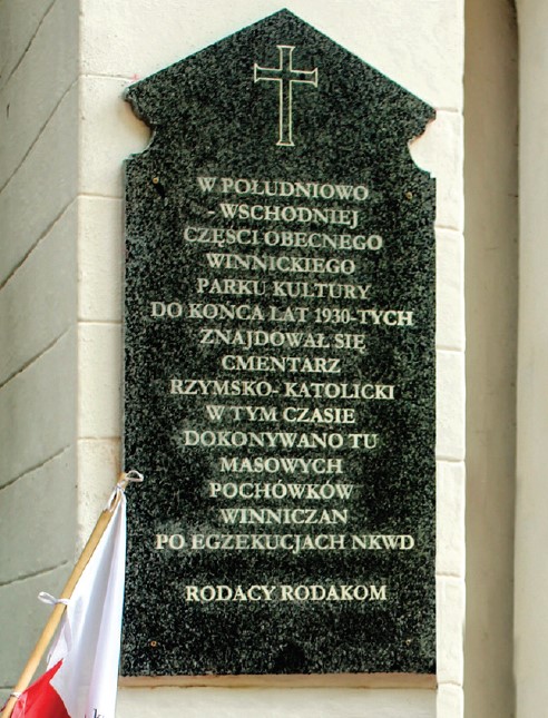 Tablica na budynku dawnej katolickiej kaplicy w Winnicy odsłonięta 31 sierpnia 2014 r. Fot. ze zbiorów Jerzego Wójcickiego