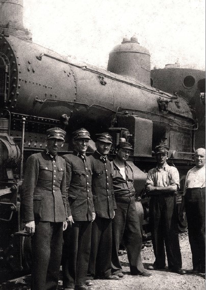 Eliasz Wójcicki, pradziadek Jerzego Wójcickiego (drugi od lewej), w mundurze polskiego kolejarza. Fot. ze zbiorów Jerzego Wójcickiego