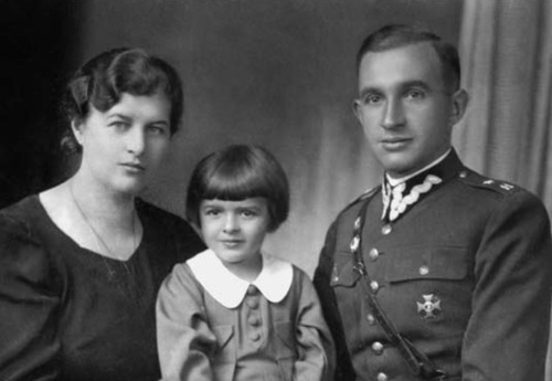 Józef, Maria i Danuta Schodowscy, grudzień 1936 r.(fot. ze zbiorów córki Elżbiety Zalewskiej)