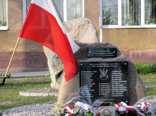 Pomnik ku czci żołnierzy łomżyńskich zamordowanych przez NKWD w 1940 roku w Katyniu, Miednoje i Charkowie; ustawiony na terenie Zespołu Szkół Ekonomicznych w Łomży w kwietniu 2010 r. Fot. Wikimedia Commons/Patryk Korzeniecki (CC-BY-SA-3.0)