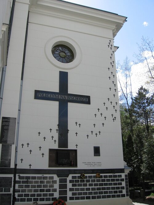 Sanktuarium „Poległym i Pomordowanym na Wschodzie” z tabliczkami poświęconymi ofiarom zbrodni katyńskiej. Fot. Wikimedia Commons/masti (CC BY-SA 2.5)