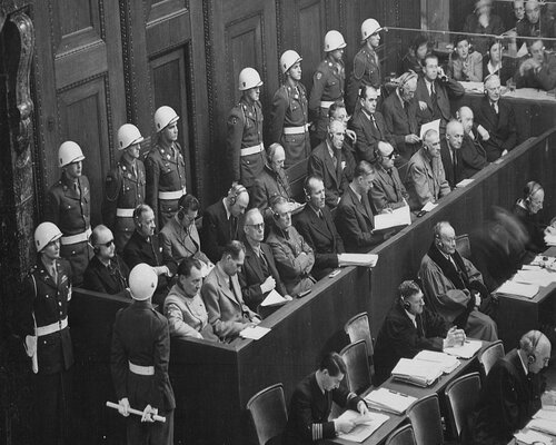 Podczas Procesu Norymberskiego sowieccy prokuratorzy chcieli włączyć do listy oskarżeń stawianych niemieckim zbrodniarzom także zbrodnię w Katyniu. Na zdjęciu ława oskarżonych
