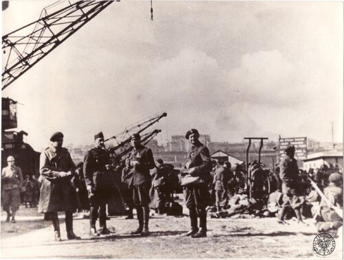 Polscy żołnierze w czasie postoju we Francji. Fotografia z zasobu IPN przekazana przez SWAP