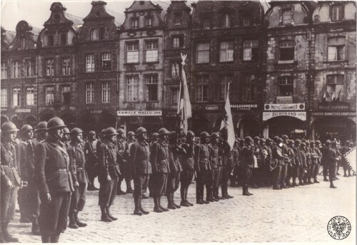 Polscy żołnierze w czasie apelu w jednym z miast Francji. Fotografia z zasobu IPN przekazana przez SWAP