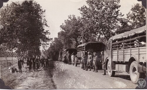 Polscy żołnierze we Francji przy ciężarówkach na kilka dni przed ewakuacją do Anglii, czerwiec 1940 r. Fotografia z zasobu IPN przekazana przez SWAP