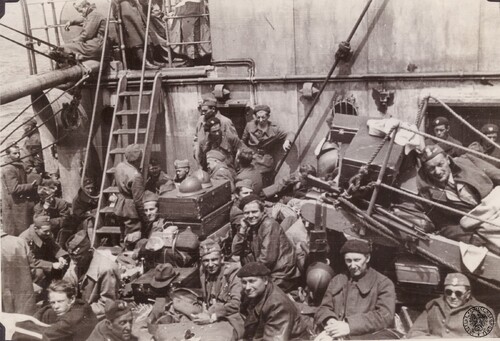 Polscy żołnierze na okręcie podczas ewakuacji do Anglii. Fotografia z zasobu IPN przekazana przez SWAP