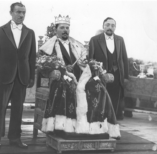 Nowo wybrany król Cyganów Janusz Kwiek podczas uroczystej elekcji na Stadionie Wojska Polskiego w Warszawie, 4 kwietnia 1937 r. Fot. NAC