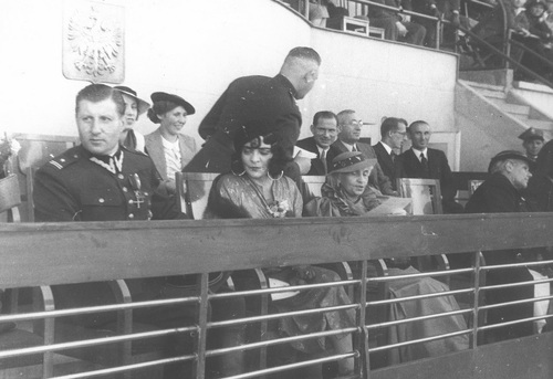 Loża honorowa na Stadionie Wojska Polskiego podczas uroczystości wyboru i koronacji króla Cyganów, 4 kwietnia 1937 r. Fot. NAC
