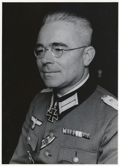 Joachim von Siegroth und Schlawikau w mundurze pułkownika Wehrmachtu, 1944 r. Domena publiczna.